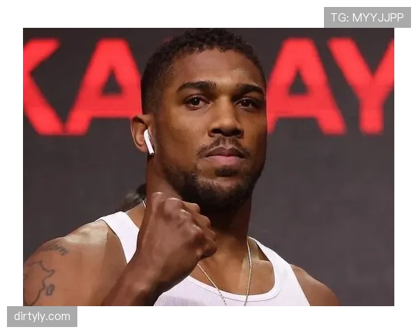 安东尼·约书亚刚发了张吃外卖的图，拳王抱着纸盒饭这画面我笑到不行