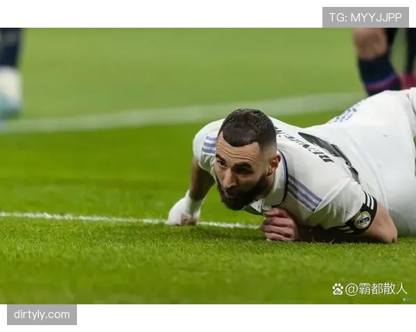 本泽马与莱万终结模式之变：从单点爆破到体系联动的演化路径